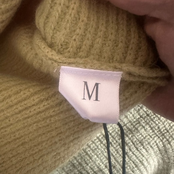 Elegant Avocado green V-Neck Women's Sweater - Picture 9 of 9